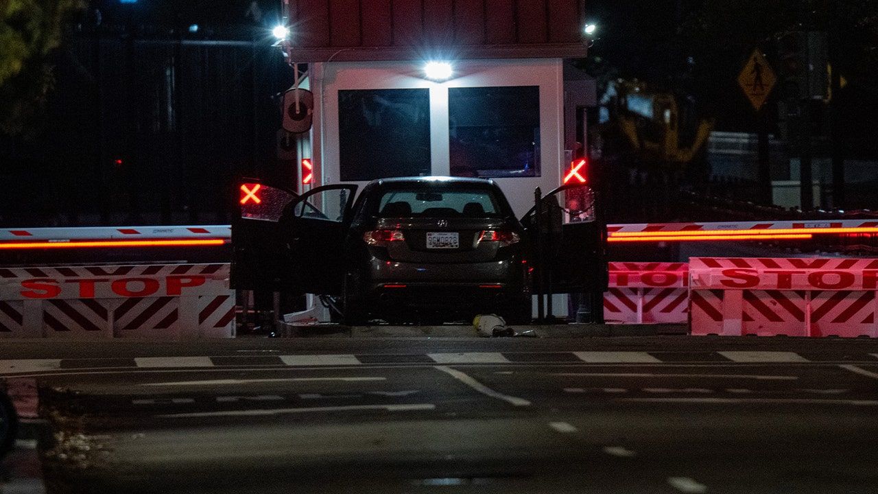 car-strikes-white-house-barricade.jpg