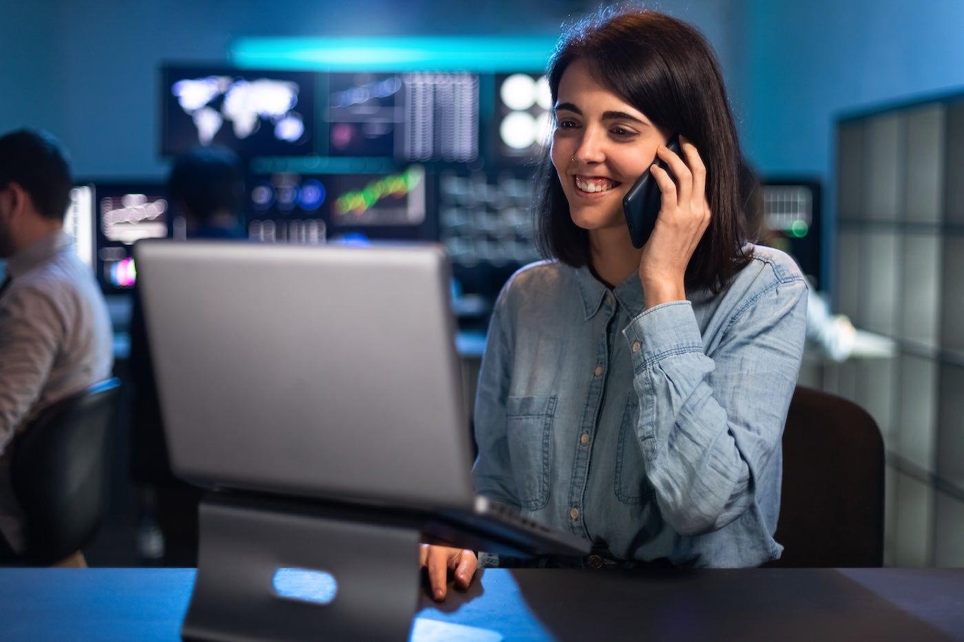 female-stock-market-trader-working-in-office-using-2023-11-27-05-19-47-utc.jpg