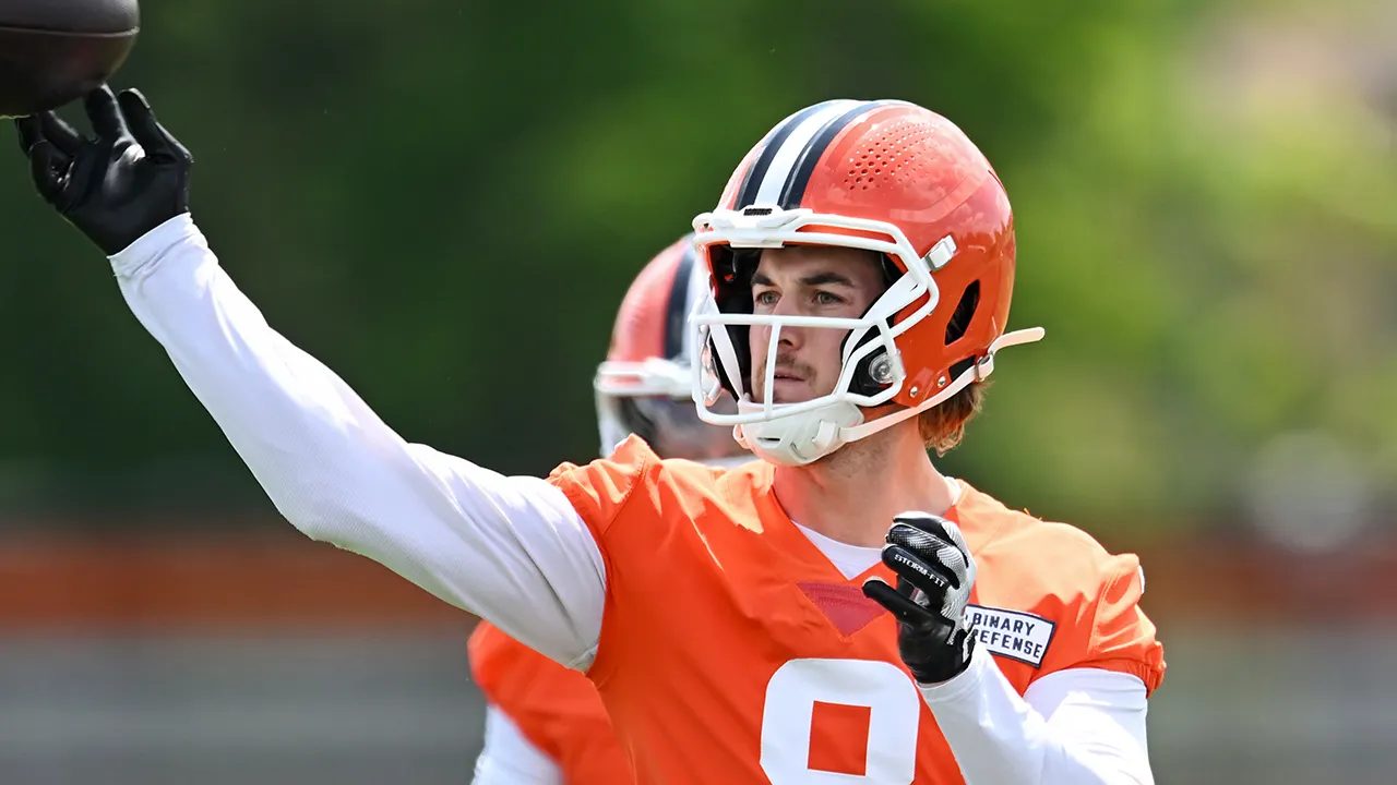 kenny-pickett-browns-trade.jpg