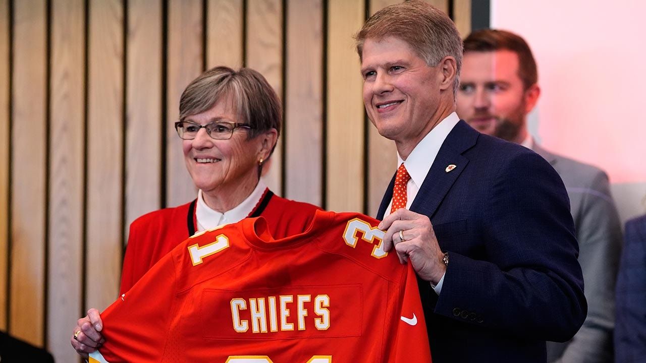 nfl-chiefs-clark-hunt-122625-2.jpg