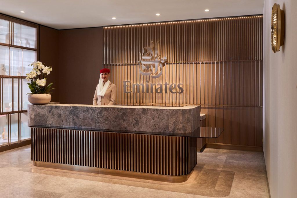 tobymitchell2026_emirates_munichlounge_reception-desk-horizontal_0081-f-rgb-copy-1024x683.jpg