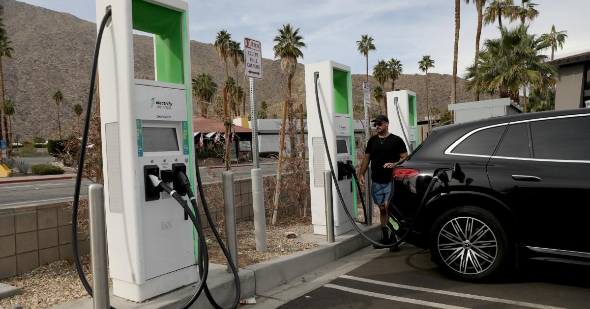 urlhttps3A2F2Fcalifornia-times-brightspot.s3.amazonaws.com2F122Fbb2F7e7b98ad4668ad3880d1d88d920c2F1400079-enviro-public-ev-charging-gxc-0234.jpg