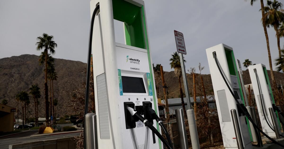 urlhttps3A2F2Fcalifornia-times-brightspot.s3.amazonaws.com2F5c2Fba2Fcd0a3cab45e78b2beaa7f76ae9b12F1400079-enviro-public-ev-charging-gxc-0010.jpg