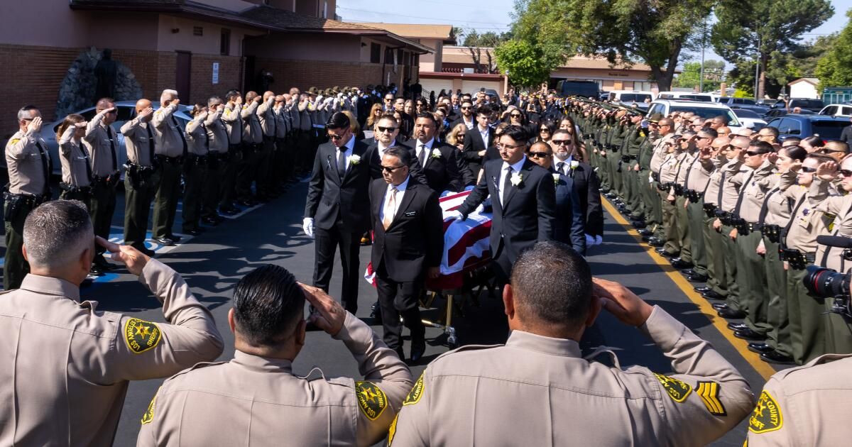 urlhttps3A2F2Fcalifornia-times-brightspot.s3.amazonaws.com2F722Fd22F9e34061e4b2cad219dd2f09ab6a32F1445628-me-deputy-freddy-flores-funeral-5-brv.jpg