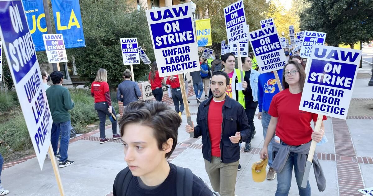 urlhttps3A2F2Fcalifornia-times-brightspot.s3.amazonaws.com2Fd22F172F63db997348d795163fd4ca0fb4ff2F1216225-me-uc-academic-workers-strike01-ch.JPG