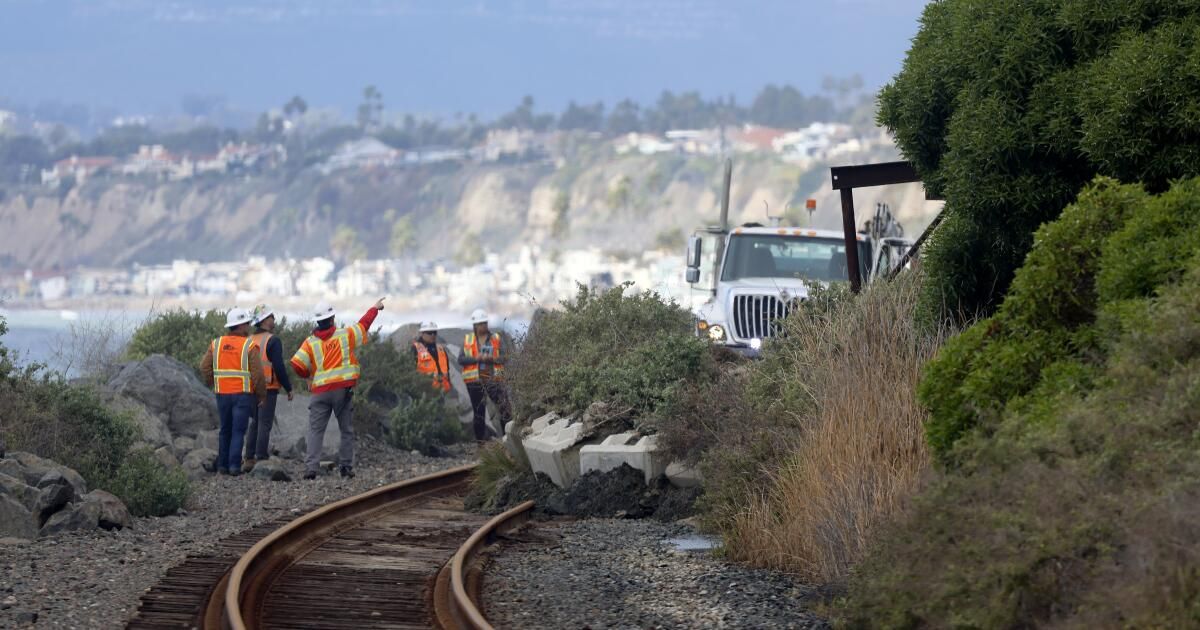 urlhttps3A2F2Fcalifornia-times-brightspot.s3.amazonaws.com2Ff42Fcd2F53ffafb4447685961fbe86e0f0242F1402936-me-landslide-san-clemente04-ajs.jpg