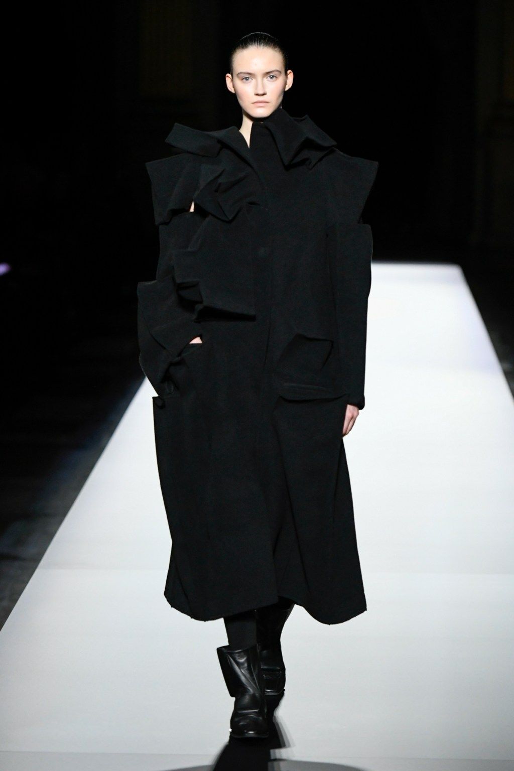 yohji-yamamoto-fall-2024-ready-to-wear-1.jpg